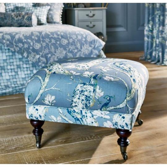 pava mintas kek textil elegans viragos vilagoskek szines polgari kastely villa szalloda nyaralo angol nyaralo butor fuggony szovet.jpg